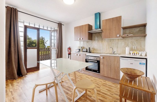 Colares Apartment | Studio Apartment 'Estúdio Alto Da Praia' with Sea View, Shared Pool and Wi-Fi