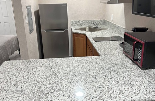 Greenacres Apartment | Studio Apartment - King Bed