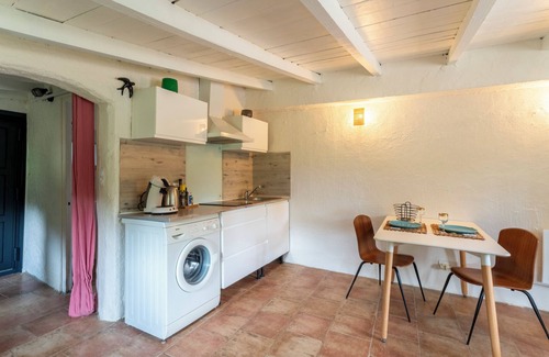 Apt Apartment | Studio Apartment 'Maison Marvic, Studio dans les pins' with Shared Pool, Wi-Fi and Air Conditioning