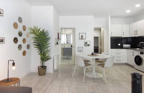 Ramalde Apartment | Studio Apartment "Minimalist City Centre" with A/C & Wi-Fi