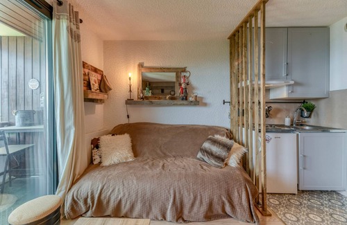 Eclose-Ouest Apartment | Studio Apartment 'Montagnard Vue Splendide' with Private Terrace, Balcony and Wi-Fi