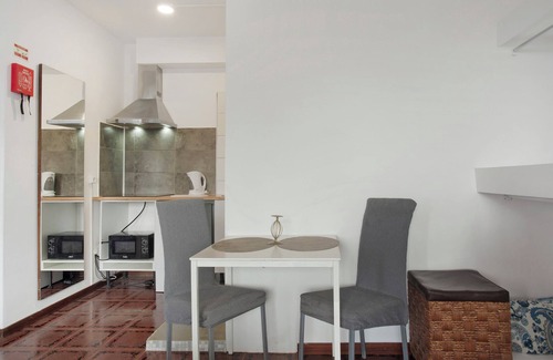 Canico Apartment | Studio Apartment 'Mountain' with Sea View, Shared Pool and Wi-Fi
