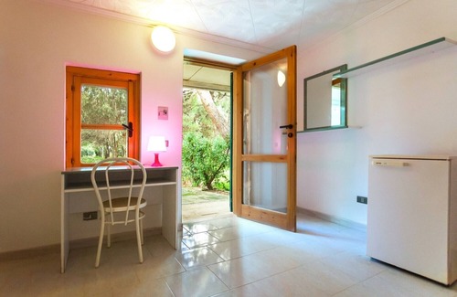 Chiesiola Apartment | Studio 'Baia Falcone-Mono Tipo A114 Cucina' with sea view, Wi-Fi and air conditioning