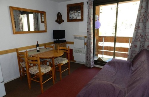 Le Pleynet Apartment | Studio cabin for 4 near slopes, balcony, parking, pets allowed