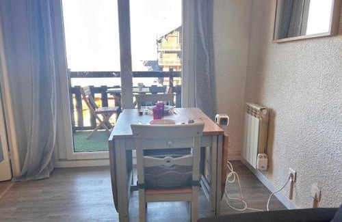 Risoul Apartment | Studio Cabine 4 pers. à Risoul 1850, Accès Direct Pistes, Balcon, Piscine Chauffée l'Été - FR-1-330-575