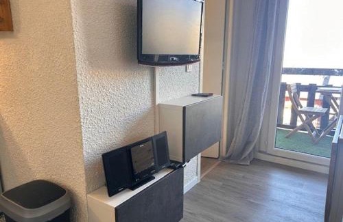 Risoul Apartment | Studio Cabine 4 pers. à Risoul 1850, Accès Direct Pistes, Balcon, Piscine Chauffée l'Été - FR-1-330-575