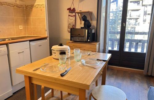 Risoul Apartment | Studio cabine 4 pers, skis aux pieds, centre de Risoul - FR-1-330-588