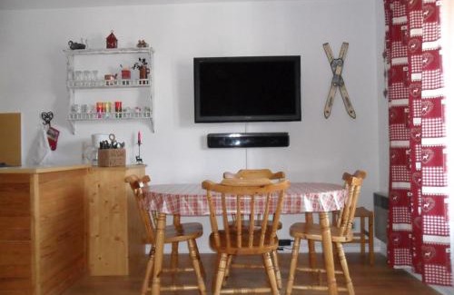 Barcelonnette Apartment | Studio Cabine Sud-Ouest avec Balcon et Parking à Barcelonnette - FR-1-804-9