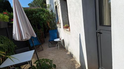 Villeneuve-les-Avignon Apartment | studio charmant et calme villeneuve les avignon entrée et cour indépendantes climatisation piscine parking