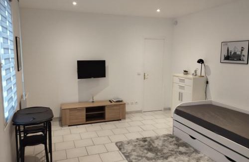 Saint-Charles du Port Apartment | studio charmant canapé lit Netflix Prime video wifi