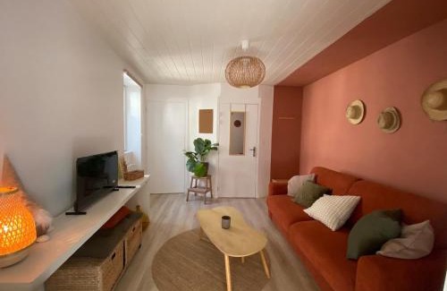 Bourg-Saint-Andeol Apartment | Studio cosy avec cour privative