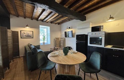 Montaigu-le-Blin Apartment | Studio cosy avec balnéo et jardin à Montaigu-le-Blin - FR-1-489-520