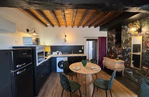 Montaigu-le-Blin Apartment | Studio cosy avec balnéo et jardin à Montaigu-le-Blin - FR-1-489-520