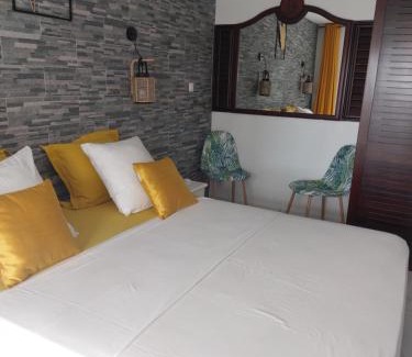 Tartane Apartment | STUDIO Feuilles d'or