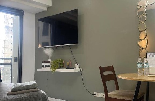 Downtown Apartment | Studio for 4 with Netflix, 55in TV, 200Mbs net, in heart of Makati