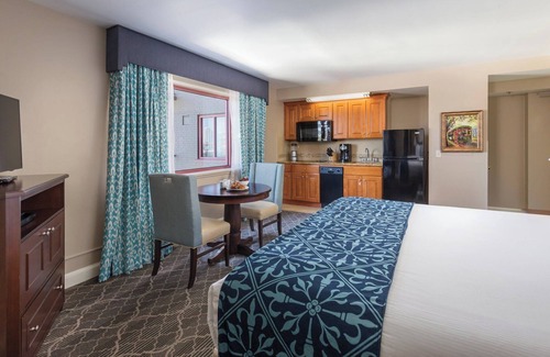 Faubourg Lafayette Hotel | Studio-One King bed -Available July 3 -6, Essence Festival Weekend! Lower rate!