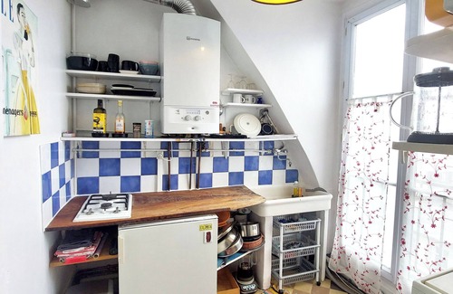 Quartier de Rochechouart Apartment | Studio Panoramic View on Montmartre & Paris.nSafe building, top floor elevator.