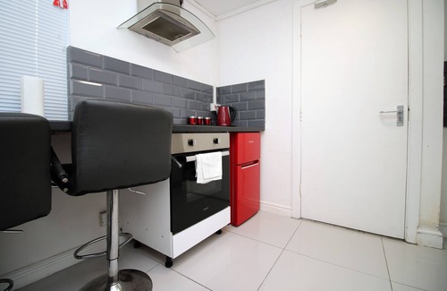 Cwmbrwla Apartment | Studio - Sleeps 10 - Parking - Wifi