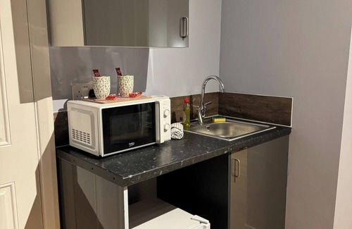 Queen's Park Apartment | Studio - Sleeps 2 - Parking - Close to Paddington