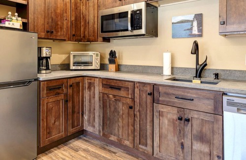 Sunapee Hotel | Studio Suite #11 at The Lodge | Minutes from Sunapee Harbor and Mount Sunapee