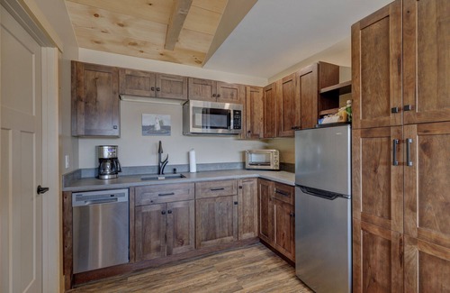 Sunapee Hotel | Studio Suite #4 at The Lodge | Minutes from Sunapee Harbor & Mount Sunapee