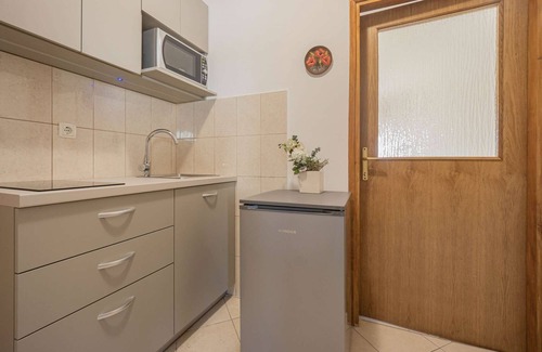 Zubovici Apartment | Studio with sea view and pool