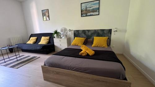 Chatellerault Apartment | Studios modernes et chaleureux proche gare avec accès jardin