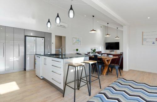 Wharewaka House | Stunner on Stanley - Wharewaka Holiday Home