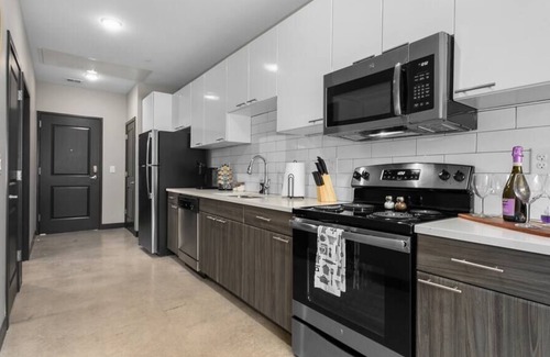 Downtown Kansas City Apartment | Stunning 1 Bedroom KING Downtown KC w/ GYM on Main