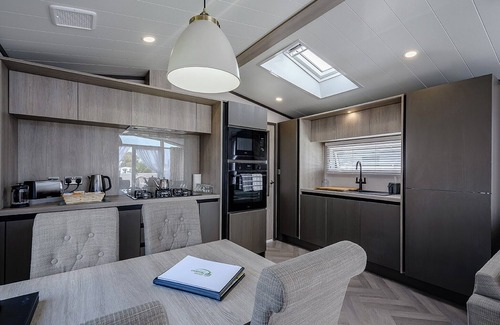 Blackford House | Stunning 13ft-wide holiday home with one double with en-suite shower and one twin.