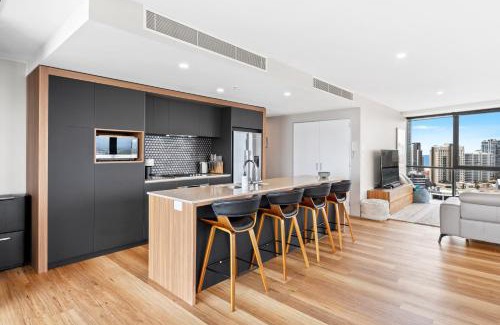 Surfers Paradise Apartment | Stunning 180 degree Views at Avalon Apartment