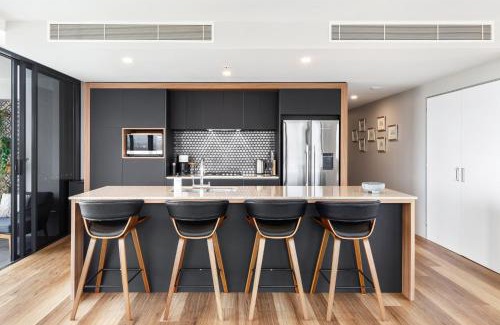Surfers Paradise Apartment | Stunning 180 degree Views at Avalon Apartment