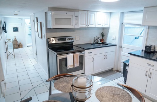 Revere House | Stunning 2 bed apt in Revere 15 mins to Boston