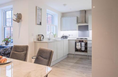 Cheltenham House | Stunning 2 Bed with Private Patio and Free Parking