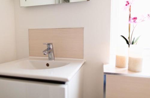 Cheltenham House | Stunning 2 Bed with Private Patio and Free Parking