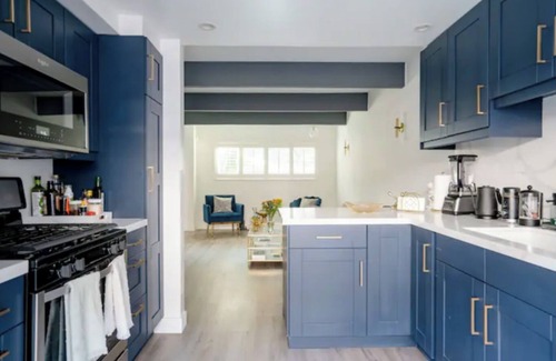 Mar Vista House | Stunning 2 bedroom townhouse w/pool + jacuzzi! 5 mins from beach!