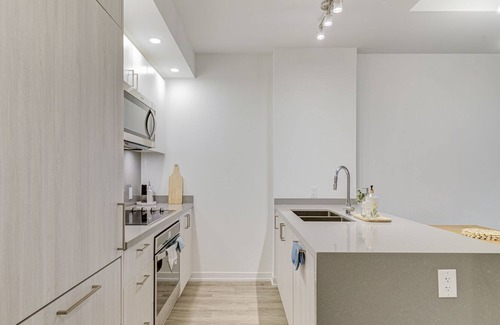 Richmond Hill House | Stunning 3 Bed, 3 Bath Luxury Townhome w/ Amazing Amenities + Office!