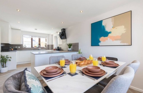 Cheltenham House | Stunning 6-Bed Home in Cheltenham with Hot Tub