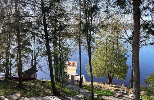 Huntsville House | Stunning All-Seasons Muskoka Lakefront Cottage
