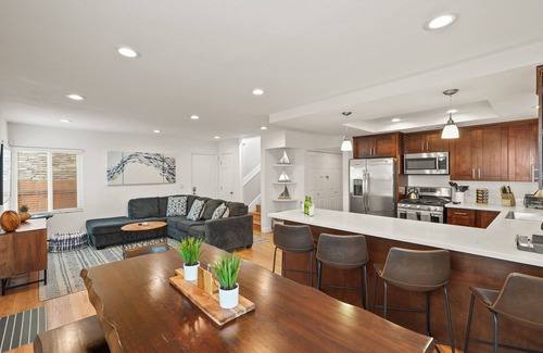 South Mission Beach House | Stunning Beach Home with Stunning Rooftop, Parking, Spa, AC & Bay Views