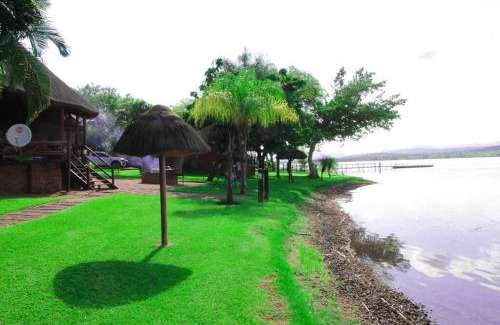 Thulamela Villa | Stunning chalet with a dam view.