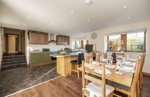 Inverurie House | Stunning Country House. Cinema Rm, Games Rm/Pool Table, Bar, Hot Tub & Library