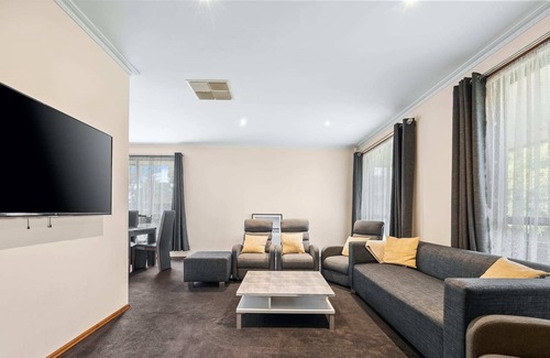 Canadian House | Stunning Family Friendly 4BR Holiday Home
