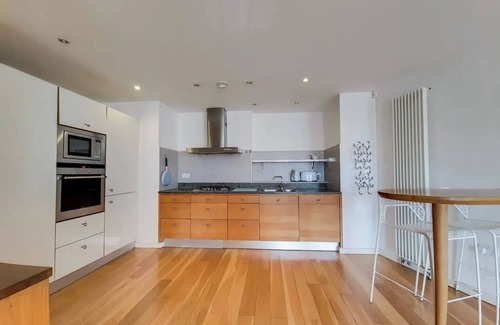 Peninsula Apartment | Stunning Greenwich Mill Conversion With Garden