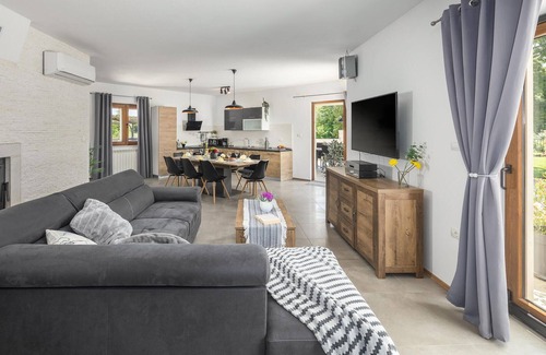 Bale House | Stunning home in Bale with WiFi