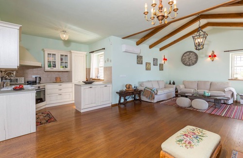 Strpacici House | Stunning home in Barat