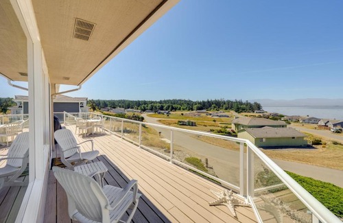 Oak Harbor House | Stunning Home in Coupeville with Deck and Beach Access