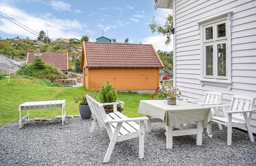 Lykling House | Stunning home in Finnås with kitchen