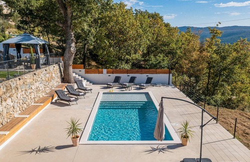 Split House | Stunning Home in Srinjine With 3 Bedrooms, Wifi and Outdoor Swimming Pool