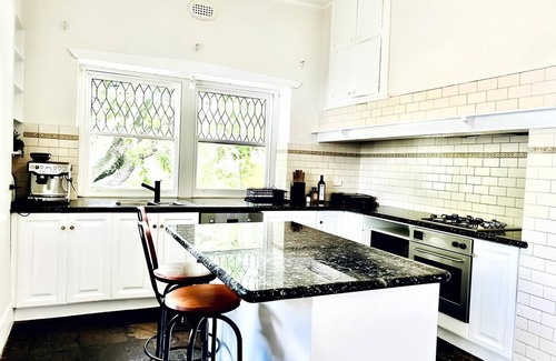 Camberwell House | Stunning Home with King bed and Pool Table